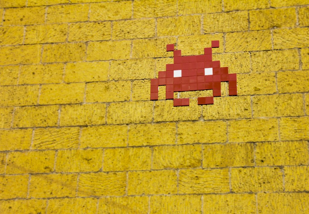 Gambar karakter game Pac-man di dinding
