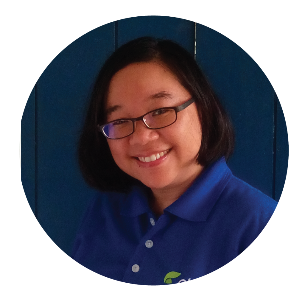Foto Sisca dengan polo shirt berlogo clevio