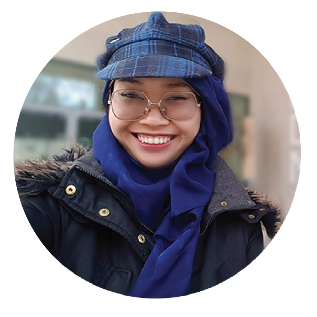 Foto rahma dengan jilbab dan topi biru