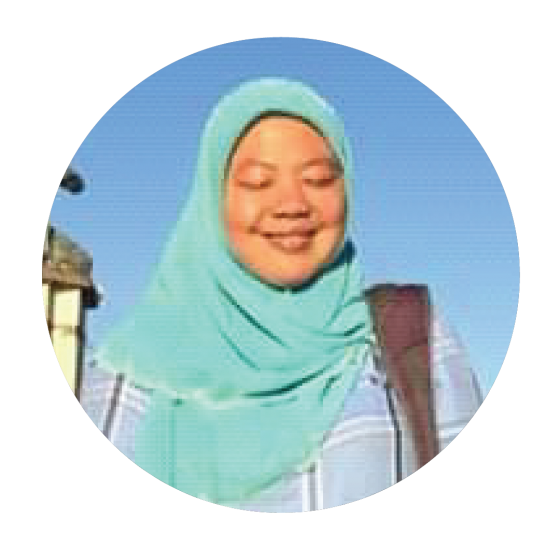 Foto chetta dengan jilbab turqoise cerah dan baju kotak-kotak biru