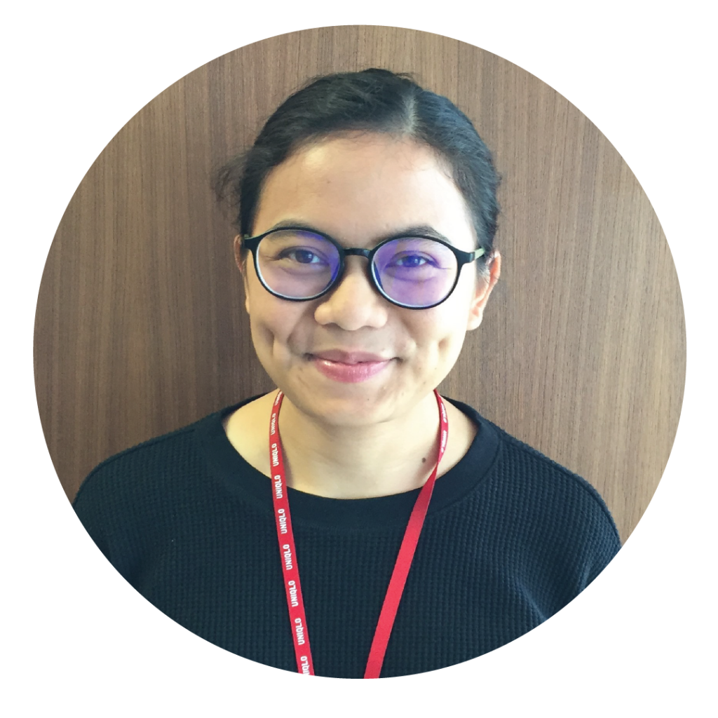 Foto anung dengan lanyard uniqlo