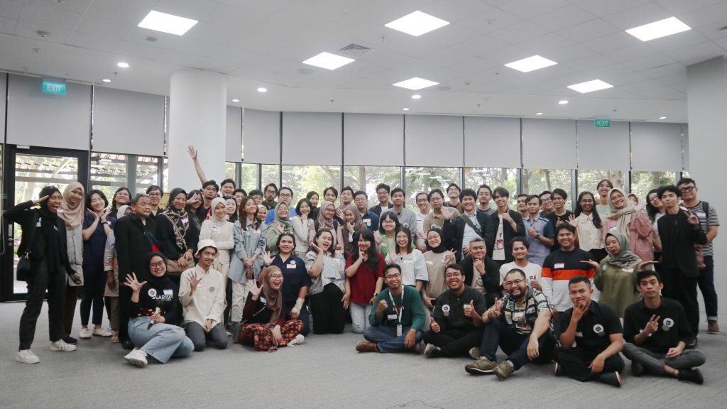 Foto bersama seluruh peserta, mentor, dan trainer Accessibility Bootcamp, serta para tamu undangan, tim Suarise, dan para volunteer
